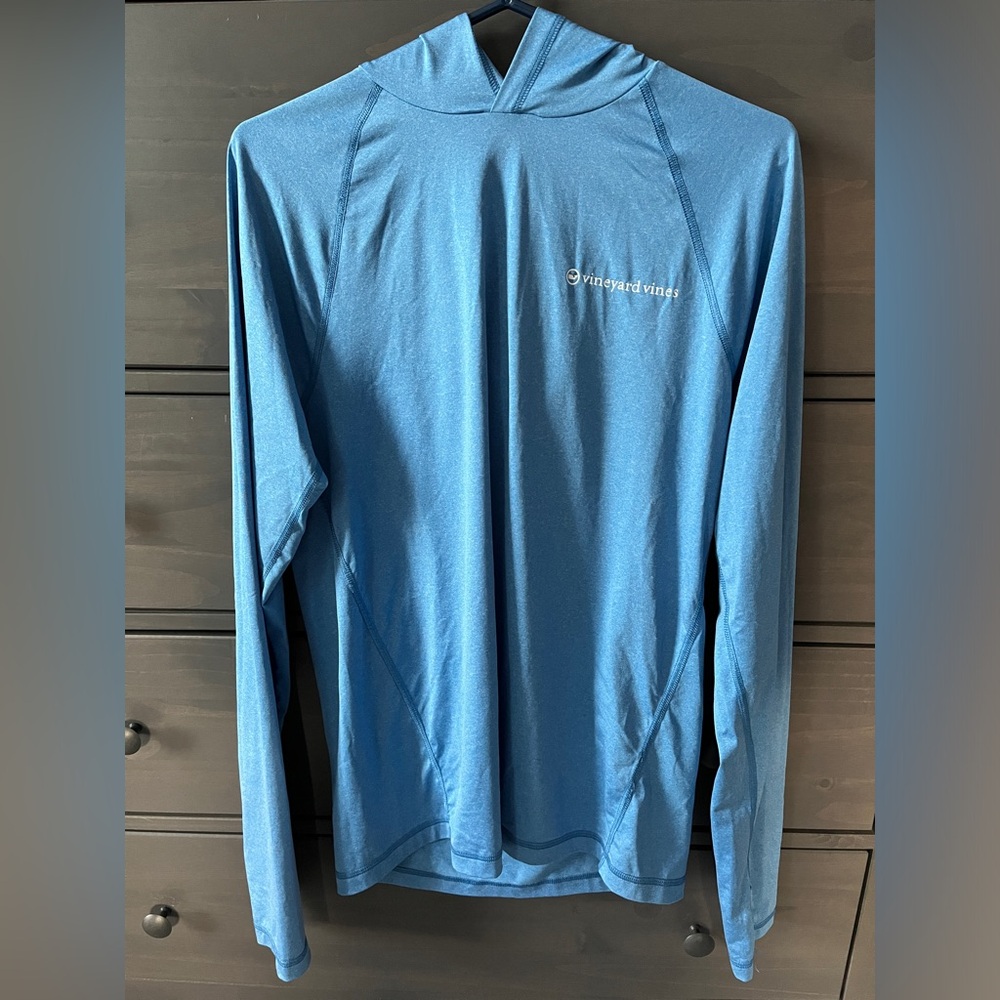 Men’s Vineyard Vine Performance Shirt with Hood in Small